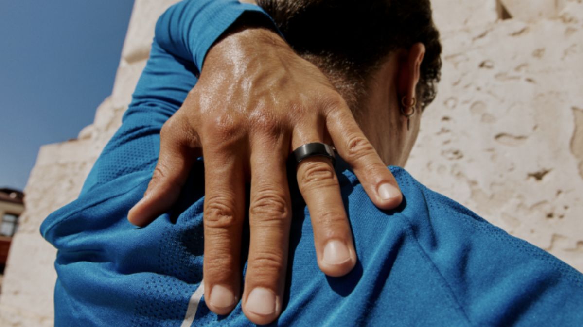 Oura Ring portrait, model wearing the ring in natural light