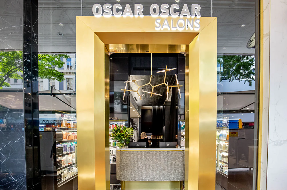 Oscar Oscar Salons chandelier row interior
