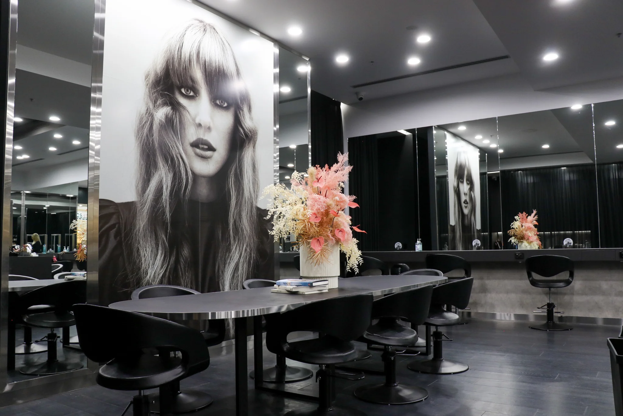 Oscar Oscar Salons, arched mirror interior